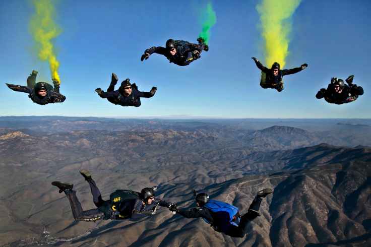 california-parachutists-skydivers-flares-70361.jpeg